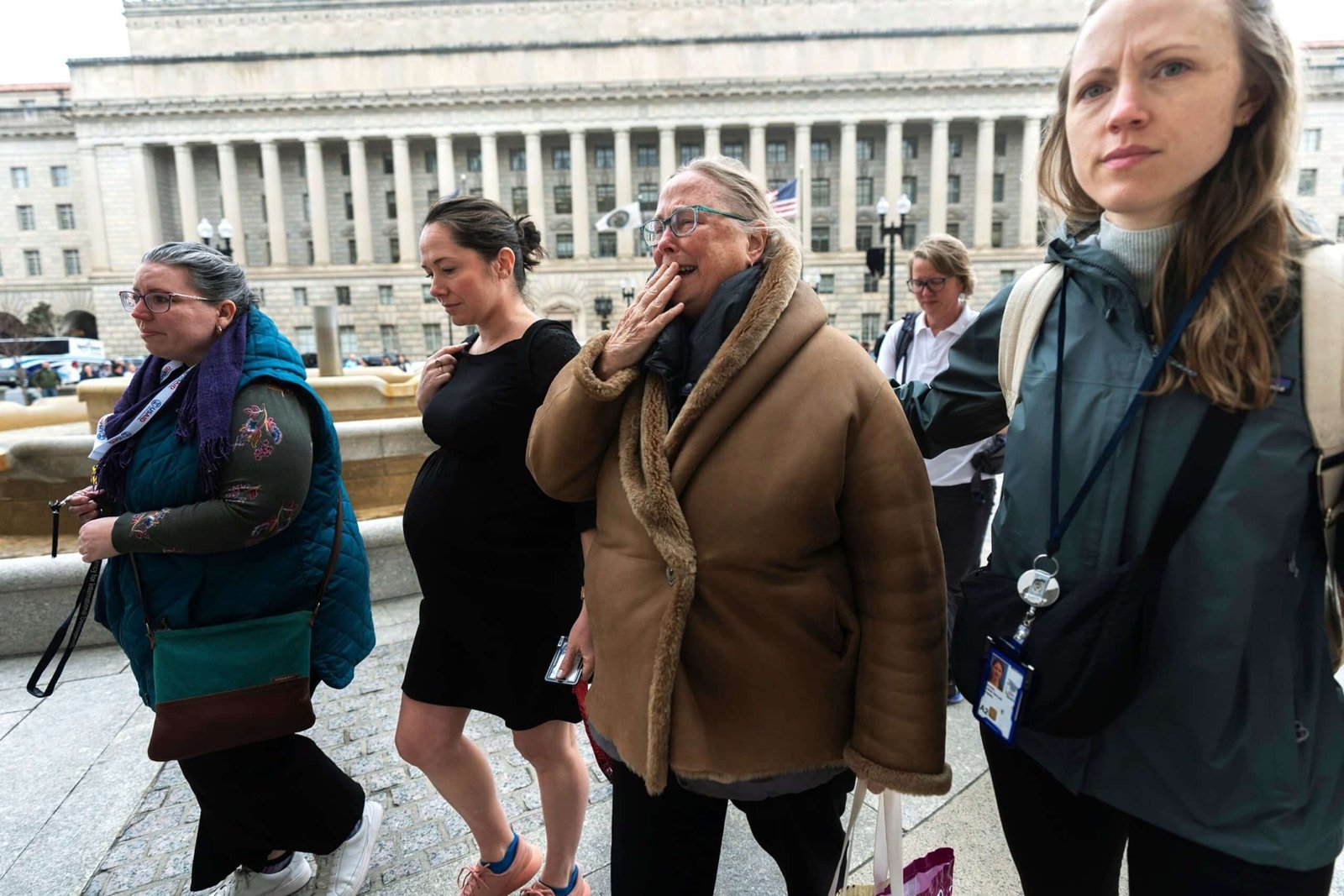 Photo: Lucy Mize, health officer (USAID) for 31 years, cries while walking with other USAID workers at the USAID headquarters in Washington, to gather personal belongings, on February 27, 2025, in Washington.