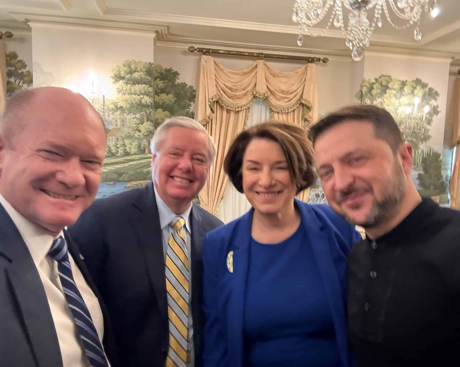 Zelenskyy meets the bipartisan group of senators before the tense exchange of the White House